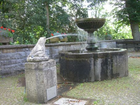 Hünxe-Krudenburg : Der Dorfbrunnen enthält das Wahrzeichen der Krudenburger, den Frosch